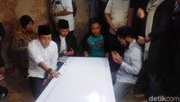 Keluarga dan rekan almarhum tampak larut dalam suasana duka.