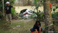 Perlahan-lahan mobil tersebut ditarik ke daratan.