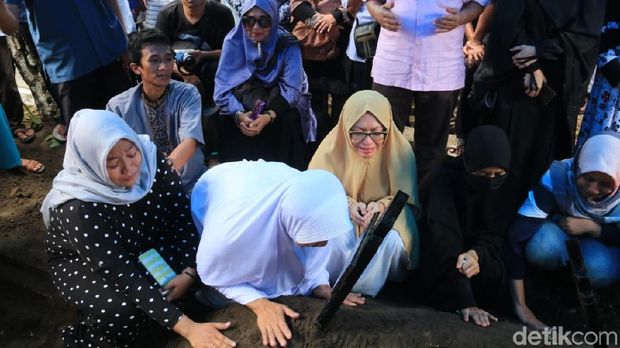 Suasana pemakaman Bani 'Seventeen'.