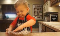 Intip Aksi Gemas Bocah 2 Tahun Bikin 'Gingerbread Man'