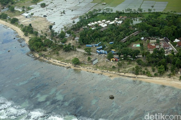 Potret Udara Pantai Carita Banten Pasca Tsunami