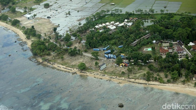 Pasir Putih Di Pantai Carita Banten