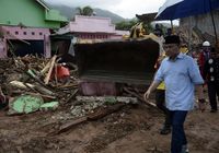 Ketua MPR meninjau lokasi terdampak tsunami. 
