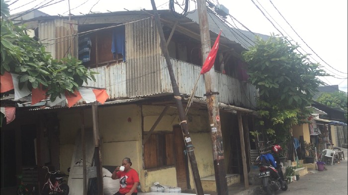 Rumah berdinding seng yang menjadi alamat pemilik porsche
