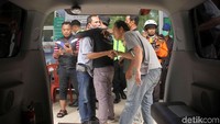 Keluarga korban tsunami Anyer berkumpul di Puskesmas Kecamatan Cinangka, Senin (24/12/2018).