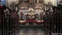 Romo Albertus Hani Rudi Hartoko memimpin Misa Natal pertama di Gereja Katedral, Jakarta Pusat.