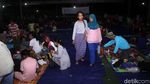 Korban Tsunami Mengungsi di Lapangan Futsal