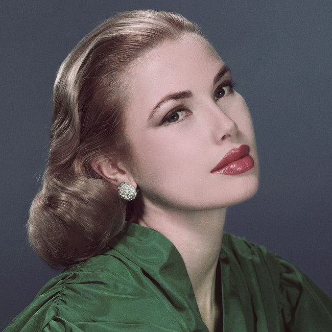 Menampilkan Grace Kelly dengan tampilan modern, banyak orang yang menyangka bahwa Mat menyindir tren operasi plastik. Namun seniman collage yang pernah bekerja untuk MAC hingga Louis Vuitton itu membantahnya. Beberapa orang melihat seri ini dan percaya aku membuat opini keras pada prosedur kecantikan. Bukan itu sama sekali, ungkapnya pada Paper. Foto: Dok. Instagram Mat Maitland
