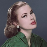 Menampilkan Grace Kelly dengan tampilan modern, banyak orang yang menyangka bahwa Mat menyindir tren operasi plastik. Namun seniman collage yang pernah bekerja untuk MAC hingga Louis Vuitton itu membantahnya. Beberapa orang melihat seri ini dan percaya aku membuat opini keras pada prosedur kecantikan. Bukan itu sama sekali, ungkapnya pada Paper. Foto: Dok. Instagram Mat Maitland