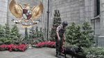 Polisi Bersenjata dan Anjing Pelacak Sisir Katedral