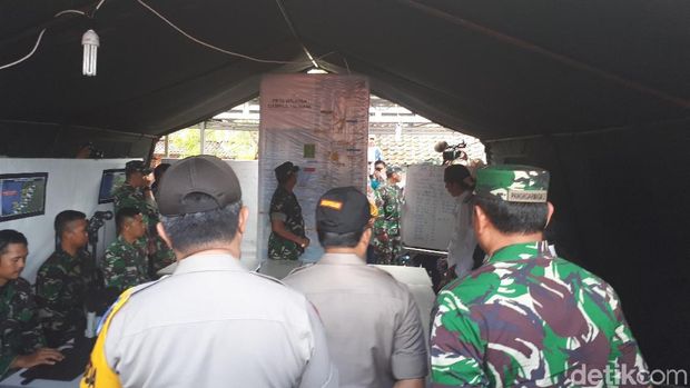 Jokowi Sapa Pengungsi Korban Tsunami di Labuan