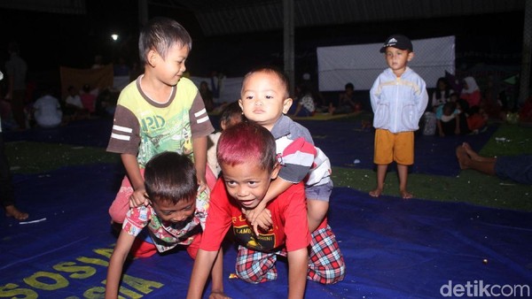 Melihat Kondisi Anak-anak Korban Tsunami di Pengungsian