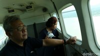 Menteri kelautan dan perikanan itu memantau kerusakan akibat tsunami menggunakan pesawat Grand Caravan Susi Air.