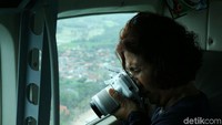 Tak lupa, menteri nyentrik Susi Pudjiastuti itu juga mengabadikan kerusakan akibat tsunami dengan kamera pribadinya.