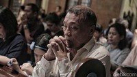 Para jemaat memanjatkan doa-doa dan mendengarkan khotbah dari pendeta.