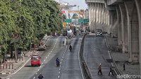 Kawasan Jalan Yos Sudarso terlihat sepi.