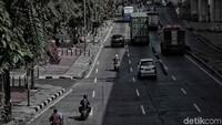 Terlihat hanya beberapa truk saja yang melintas.