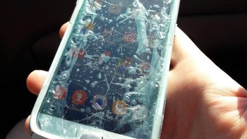 Si anak meminta ibunya melindungi ponsel dengan screen protector agar aman. Si ibu membalut ponselnya dengan plastik untuk makanan. Yang penting terlindungi. Foto: The_PwnShop via Bored Panda