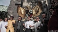 Anies foto bersama Forum Kerukunan Umat Beragama (FKUB) dengan latar belakang lambang negara Garuda Pancasila.