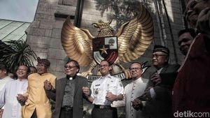 Berbaju Dinas, Anies Baswedan Kunjungi Gereja Katedral