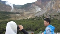 Gunung Papandayan punya pemandangan cantik yang bisa kamu kunjungi akhir pekan ini. Dari Garut, cukup 45 menit ke sini. Jangan lupa bawa jaket karena suhunya sangat dingin. (Hakim Ghani/detikTravel)