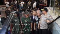 Terlihat pejabat utama TNI-Polri ikut mendampingi Tito dan Hadi. Tito juga menyampaikan Polri dan TNI menjamin Natal tahun ini berjalan damai.  (Foto: Dok. Puspen TNI)