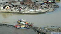 Sejumlah rumah di kawasan pelelangan ikan juga ikut hancur tak bersisa.