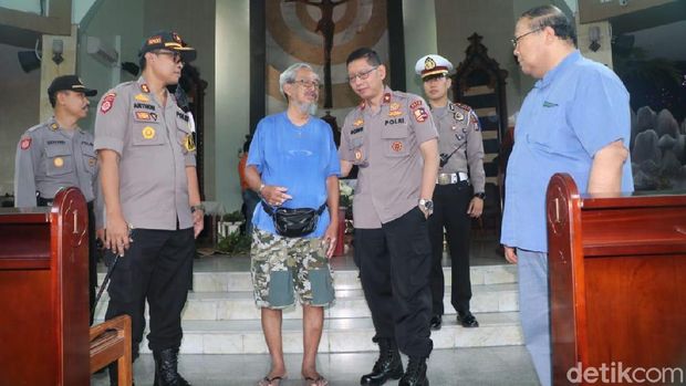 Kapolresta Kediri saat sterilisasi gereja/