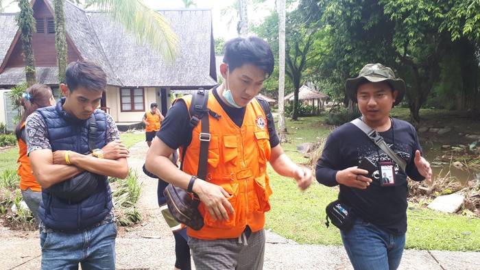 Ifan saat mencari istrinya di lokasi terjangan tsunami di Tanjung Lesung. Foto: Faiq Hidayat Ifan saat mencari istrinya di lokasi terjangan tsunami di Tanjung Lesung. Foto: Faiq Hidayat