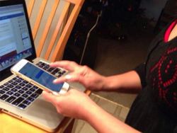 Lucunya Para Orang Tua Gunakan Teknologi