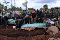 Tangis Haru Iringi Pemakaman 2 Warga Sumedang Korban Tsunami