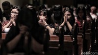 Suasana khidmat pun terasa selama ibadah Misa Natal.