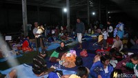 Kebanyakan dari warga membawa sanak keluarganya.
