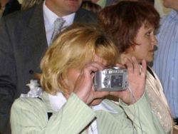 Lucunya Para Orang Tua Gunakan Teknologi