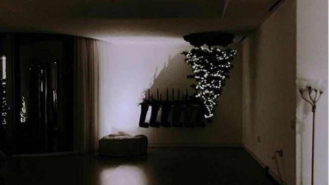 Pohon Natal unik menjadi hiasan utama di rumah penyanyi Ariana Grande. Beda dari lainnya, pohon Natal di rumah Ariana dipasang terbalik. Foto: Dok. Instagram