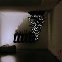 Pohon Natal unik menjadi hiasan utama di rumah penyanyi Ariana Grande. Beda dari lainnya, pohon Natal di rumah Ariana dipasang terbalik. Foto: Dok. Instagram