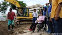 Walikota Surabaya Tri Rismaharini nampak hadir untuk memantau langsung proses perbaikan Jalan Gubeng yang sempat amblas beberapa waktu lalu.