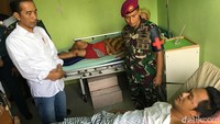 Foto: Jokowi menemui korban yang dirawat di Puskesmas Labuan, Pandeglang. (Laily Rachev/Biro Pers Setpres)
