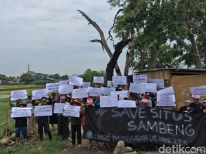 Warga Demo Perluasan TPA yang Dianggap Rusak Situs Majapahit