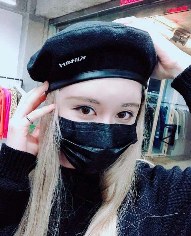 Wanita asal Hong Kong Berry Ng mengaku pernah menjadi orang yang kecanduan operasi plastik demi sang pacar. Dalam enam bulan, Berry mengaku bisa melakukan 30 operasi plastik. Foto: Dok. Instagram