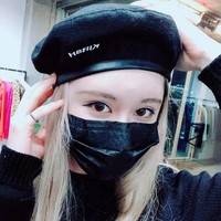 Wanita asal Hong Kong Berry Ng mengaku pernah menjadi orang yang kecanduan operasi plastik demi sang pacar. Dalam enam bulan, Berry mengaku bisa melakukan 30 operasi plastik. Foto: Dok. Instagram