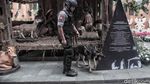 Polisi Bersenjata dan Anjing Pelacak Sisir Katedral