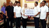 Selanjutnya pada Senin (24/12), Direktur Utama Bank BRI Suprajarto mengunjungi lokasi bencana dengan menyerahkan bantuan berupa sembako, selimut, tenda dan sarung senilai Rp 200 Juta. Foto: dok. BRI