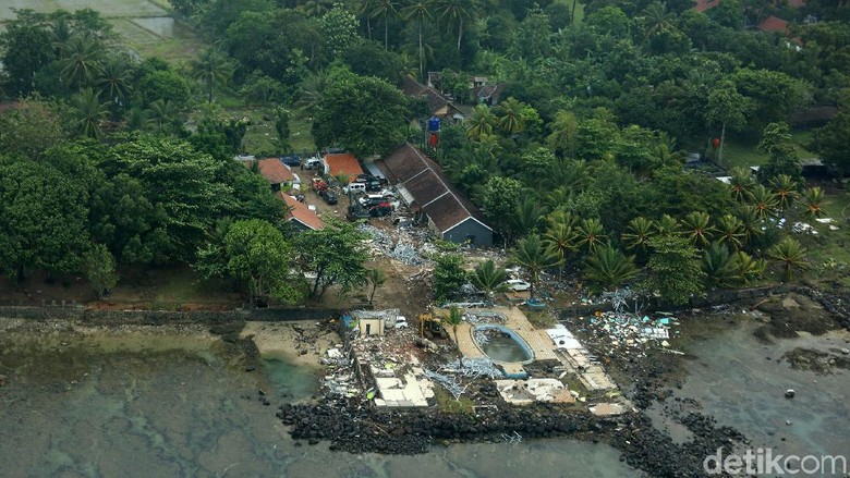 Potret Udara Pantai Carita Banten Pasca Tsunami