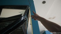 Petugas menunjukkan ketinggian air yang menyapu bersih kantor PJR.