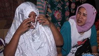 Para pengungsi mendapatkan bantuan berupa pakaian dan perlengkapan salat.