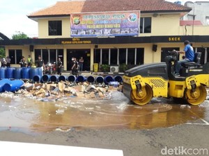 Jelang Natal, Polisi Musnahkan 5.000 Botol Miras di Bekasi