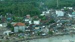 Melihat dari Udara Rumah yang Porak-poranda Disapu Tsunami