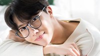 J-Hope tampil kece dengan kacamata hitam berframe besar dan sweater putih. Dok. Naver x Dispatch