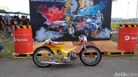 Motor yang berbasis Honda Supra Fit 2005 tersebut disulap oleh dua bersaudara asal Kabupaten Gresik, menjadi tunggangan yang lagi tren saat ini. Foto: Deny Prastyo Utomo/detikOto
